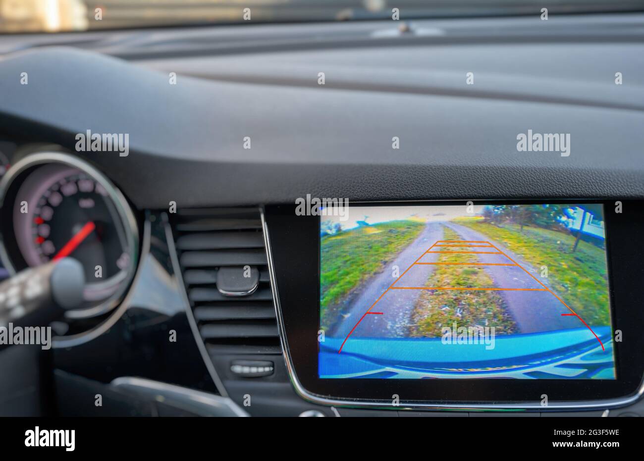 Affichage dans le tableau de bord d'une voiture avec vue de la caméra de recul pour faciliter la marche arrière ou le stationnement Banque D'Images