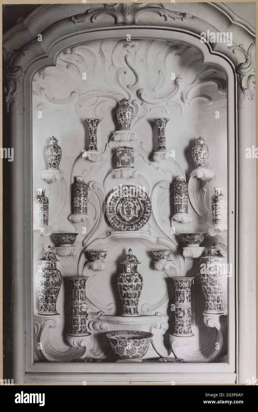 Armoire de présentation de style Louis XV avec porcelaine de famille verte sur volutes; expansion de Drucker (pièce 364). . Banque D'Images