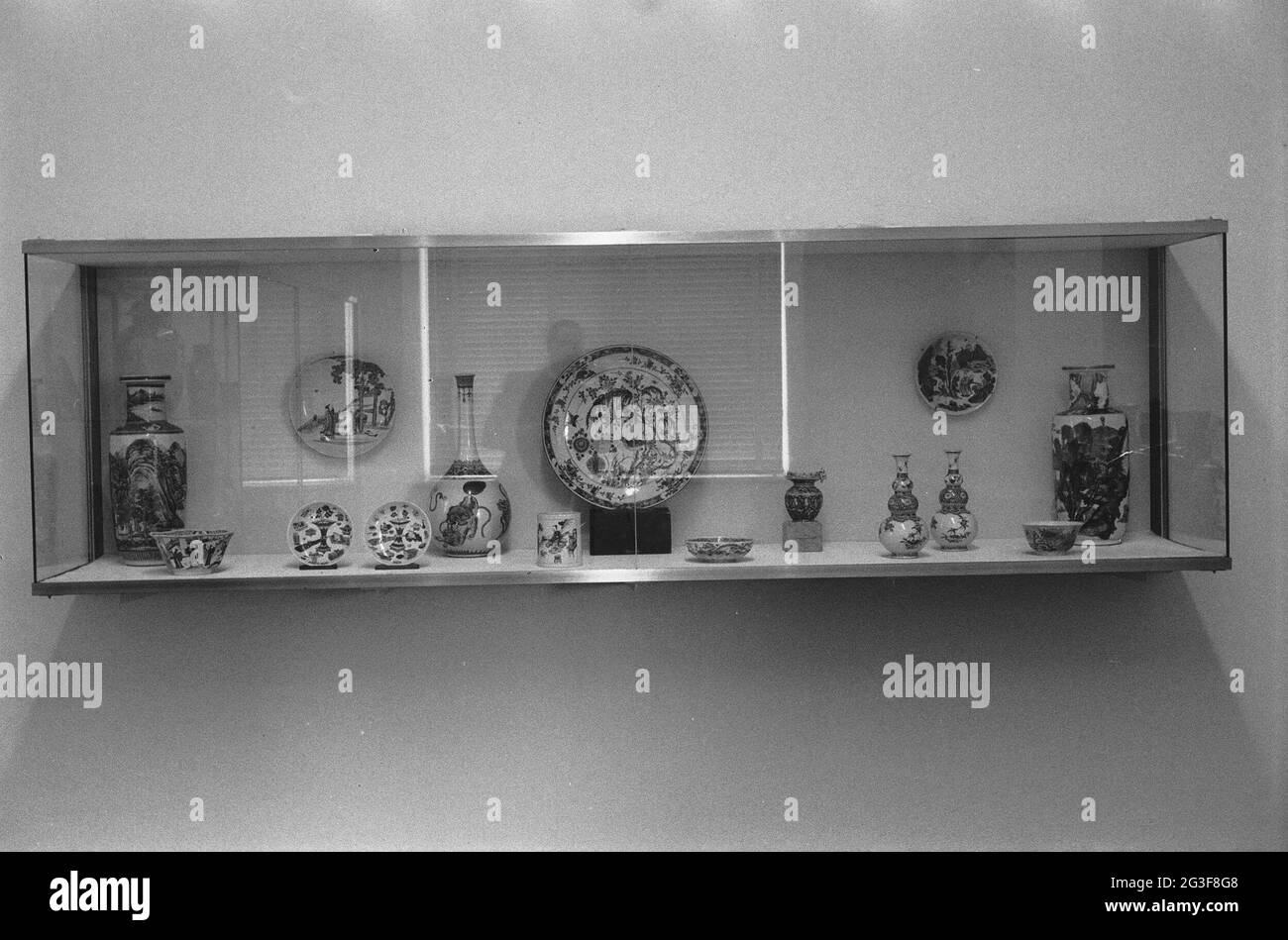 Exposition avec divers objets de porcelaine chinoise famille verte, y compris vases, balances et pots; art asiatique, juillet 1957. Banque D'Images