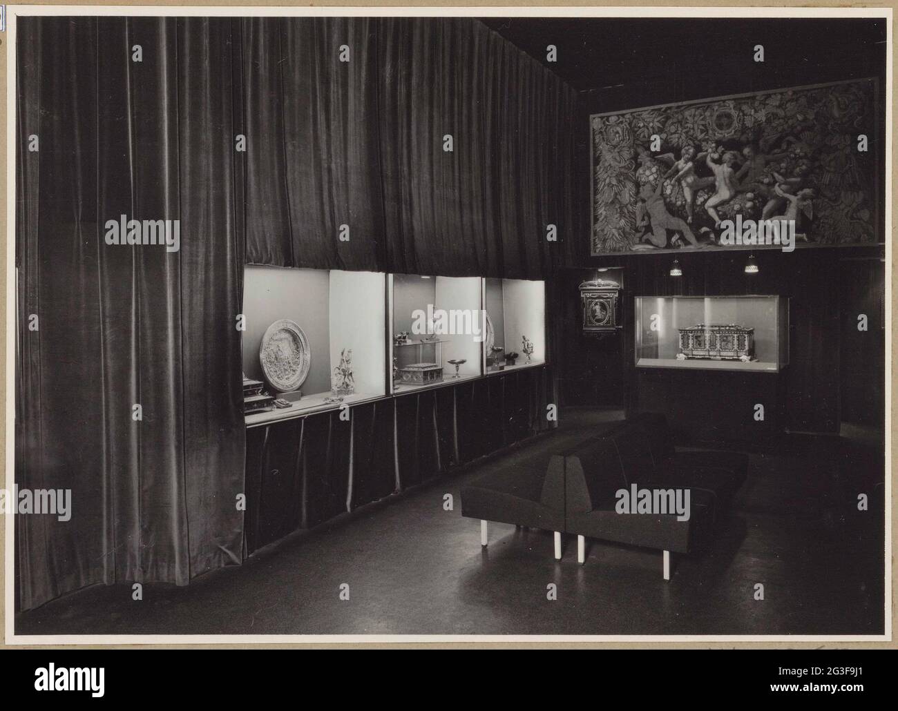 Salle avec tapisserie, expositions d'art orfèvre, cercueil et bancs ; exposition le triomphe du mannerisme : le style européen de Michel-Ange à El Greco. . Banque D'Images