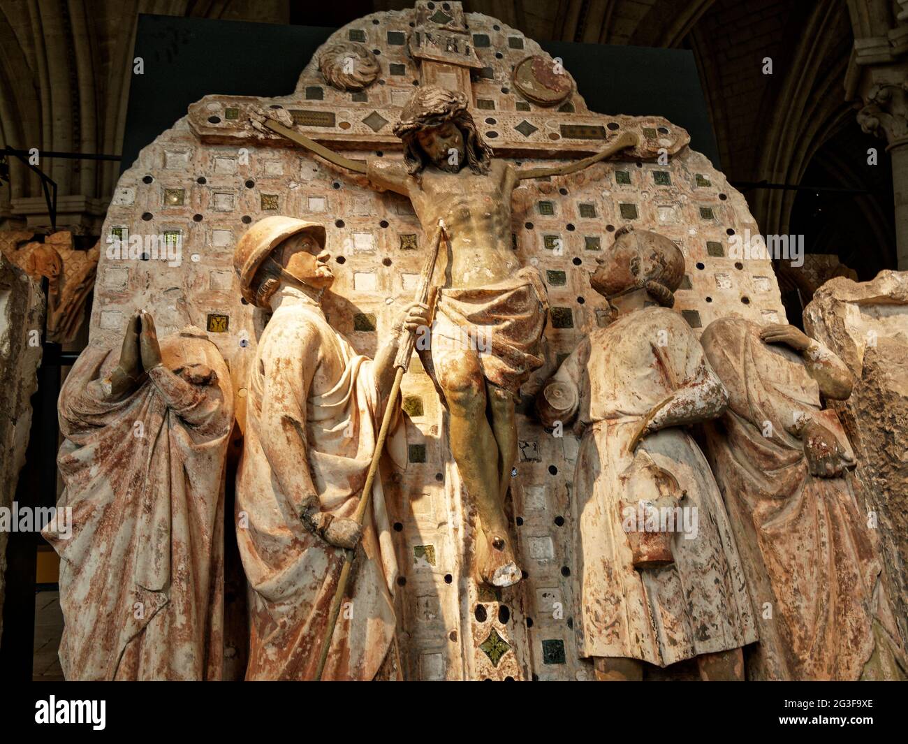 La Crucifixion de l'ancien jubé. Le légionnaire long perce le banc droit du Christ avec sa lance Banque D'Images