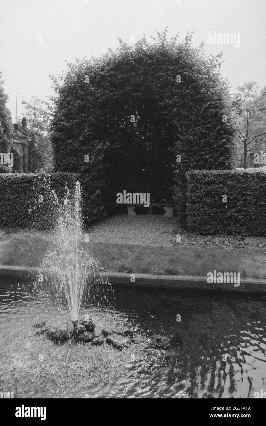 Étang avec une banque derrière elle; jardin, été 1990.. Banque D'Images
