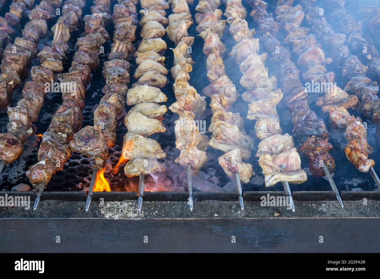Viande d'agneau et de poulet cuisant sur des charcoals pour les yiros grecs Banque D'Images