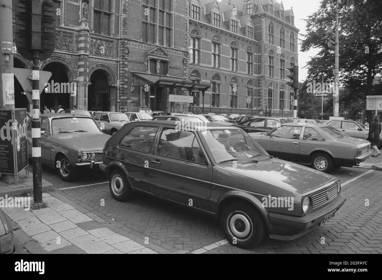 Voitures garées du côté nord; problèmes de stationnement à l'entrée du week-end pour commencer le vendredi. Pour information Conseil exécutif du Service des incendies (?). Banque D'Images