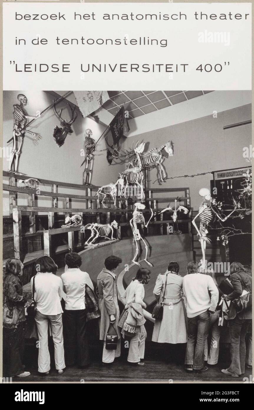 Reconstruit theatrum anatomicum avec des visiteurs y assemblés, au-dessus de la photo un appel à visiter ce théâtre; exposition de l'Université de Leiden 400. L'appel est monté sur la photo. Pour un enregistrement de la même photo sans cet appel, voir HA-0010636. Banque D'Images