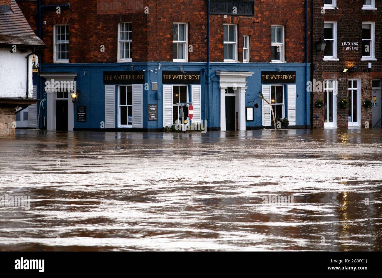 L'eau tourbillonne autour du pub Waterfront à York dans le North Yorkshire, tandis que les niveaux d'eau sur la rivière Ouse augmentent de façon spectaculaire pendant la tempête Christoph. Banque D'Images