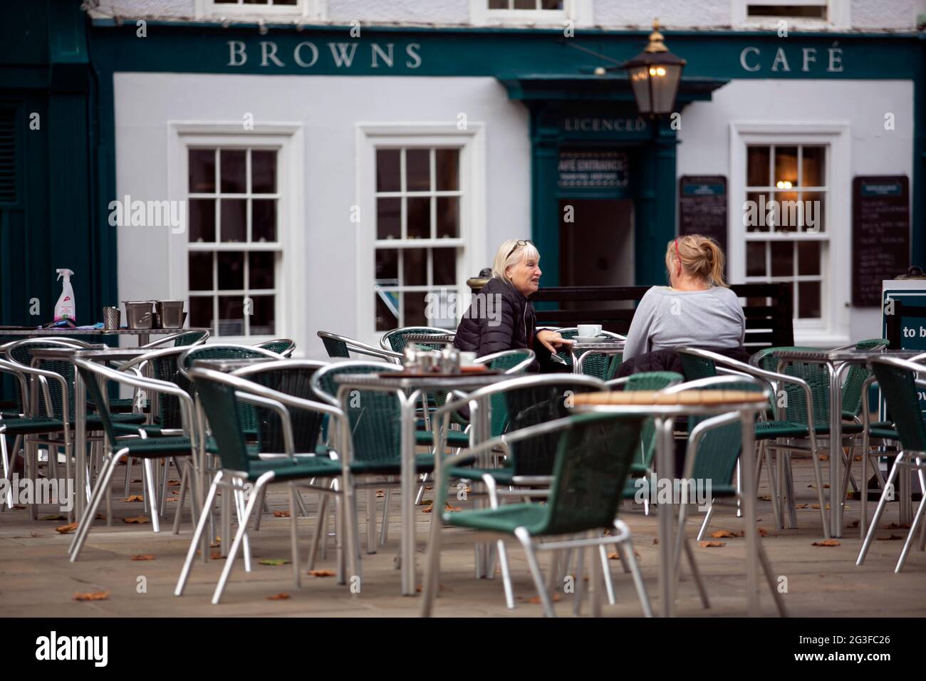 Mère et fille Susan et Rachel Deacon (toutes deux de York) s'assoient seules à l'extérieur du Browns Cafe entouré de tables vides dans la rue du Parlement à York Tow Banque D'Images