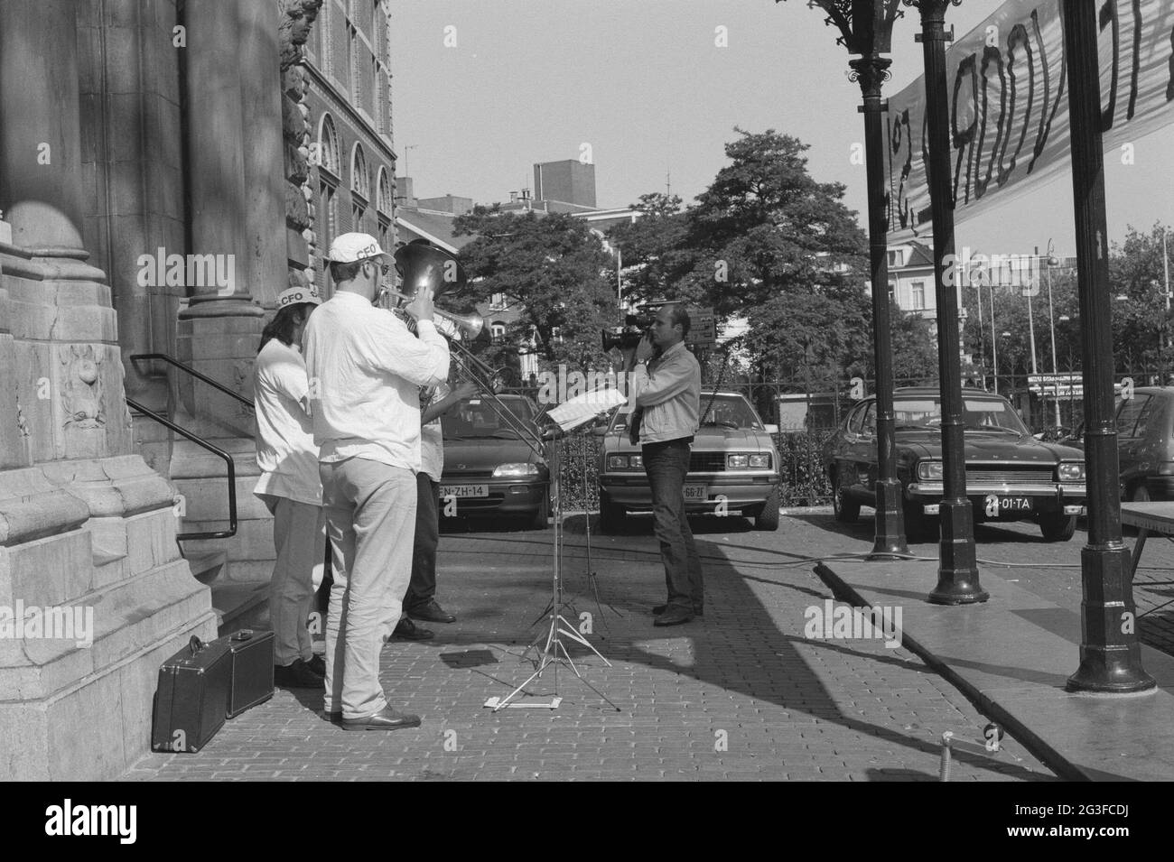 Musiciens sous une verrière pour l'entrée ouest; grève. . Banque D'Images