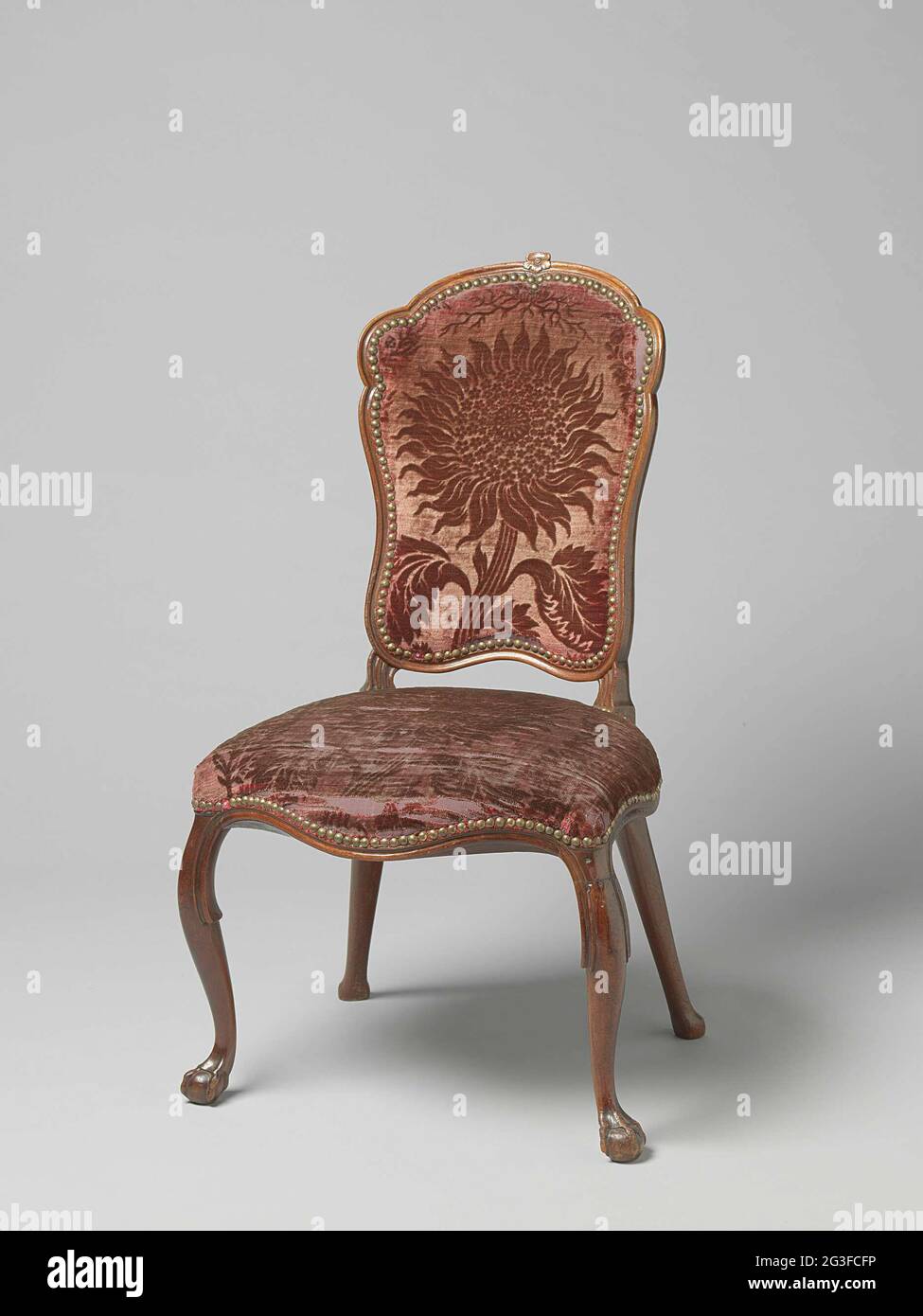 Chaise, acajou, recouverte de velor d'Utrecht, sur lequel un motif de  tournesol pressé. Chaise recouverte de velor d'Utrecht, sur laquelle un  grand motif de tournesol pressé. Les pieds avant en forme de