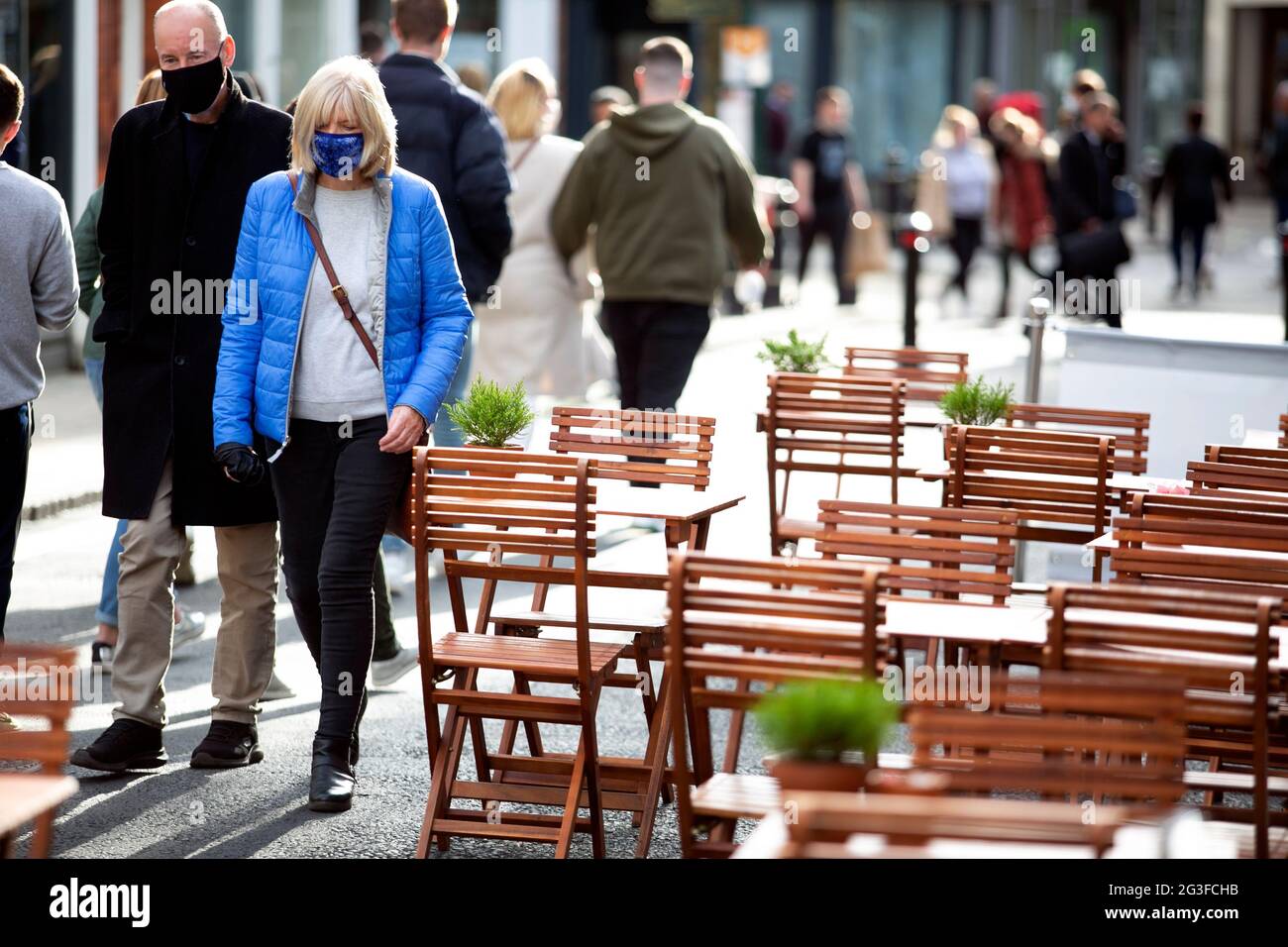 Les clients se promènent à proximité de tables de restaurant vides dans le centre-ville de York, dans le nord du Yorkshire. À la fin du mois d’août, le gouvernement a « mangez pour vous aider » Banque D'Images