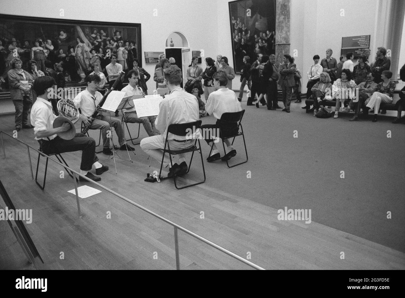 Salle avec musiciens qui jouent des instruments de vessie, public et peintures; week-end de musique. Les liens dépendent des 'officiers et autres tireurs du quartier VIII à Amsterdam, dirigés par le capitaine Roelof bicker et le lieutenant Jan Michielsz Blauw', par Bartholomeus van der helst. Banque D'Images