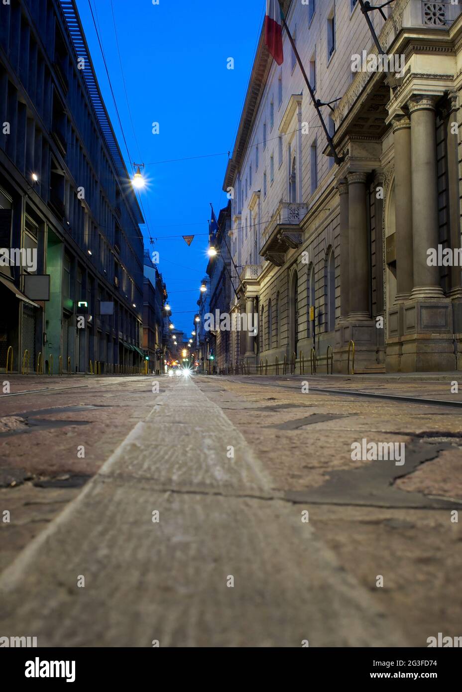 Rue centre, vue inférieure à Milan, Lombardie, Italie Banque D'Images