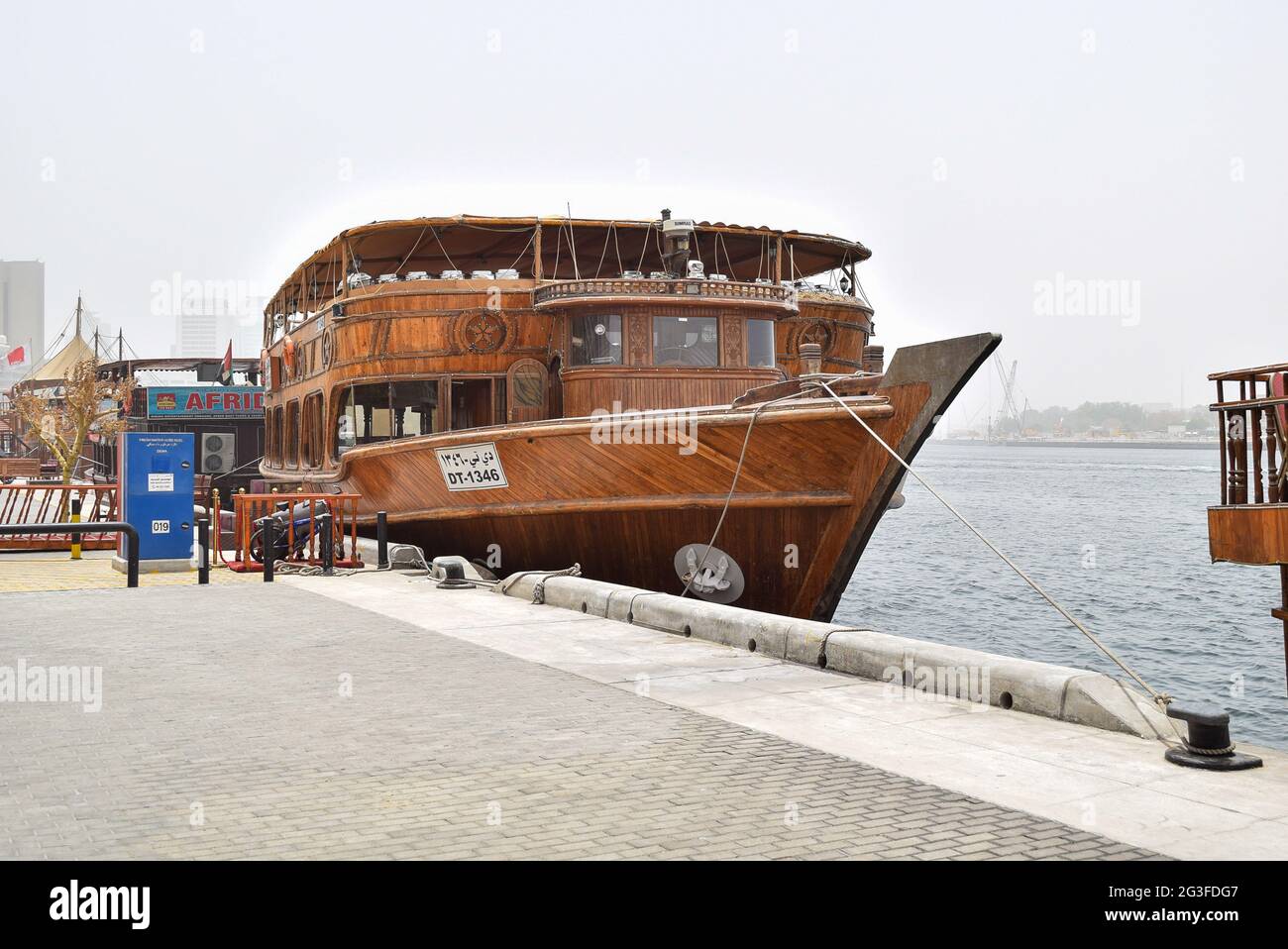 Bateau traditionnel en bois avec restaurant dans la région de Dubai creek, Émirats Arabes Unis. Banque D'Images