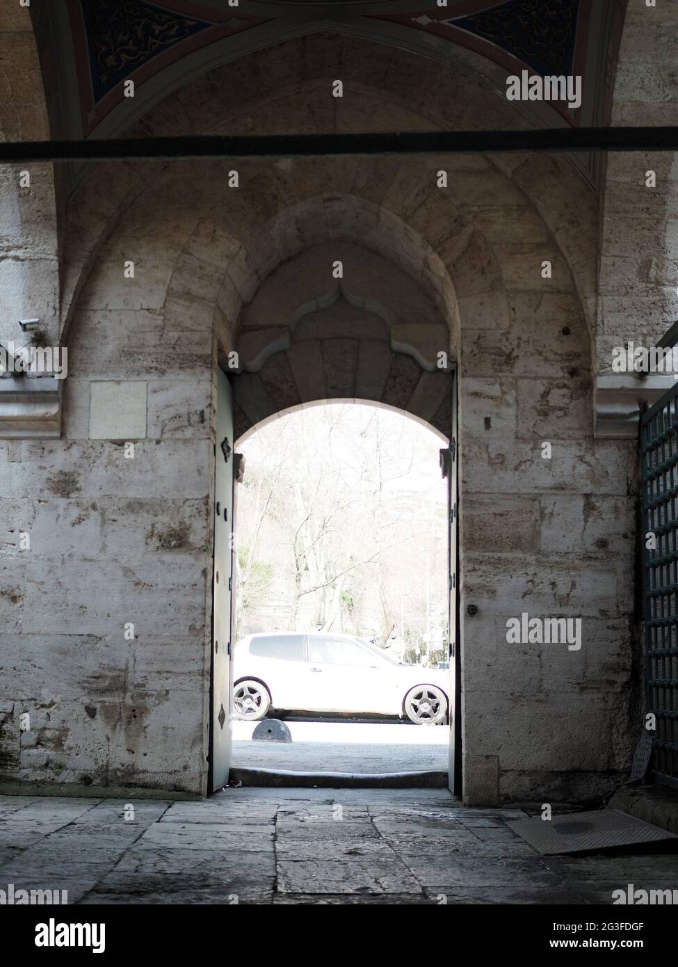 Les portes de la mosquée Ali Pasha faite par plusieurs pierres à Istanbul Banque D'Images