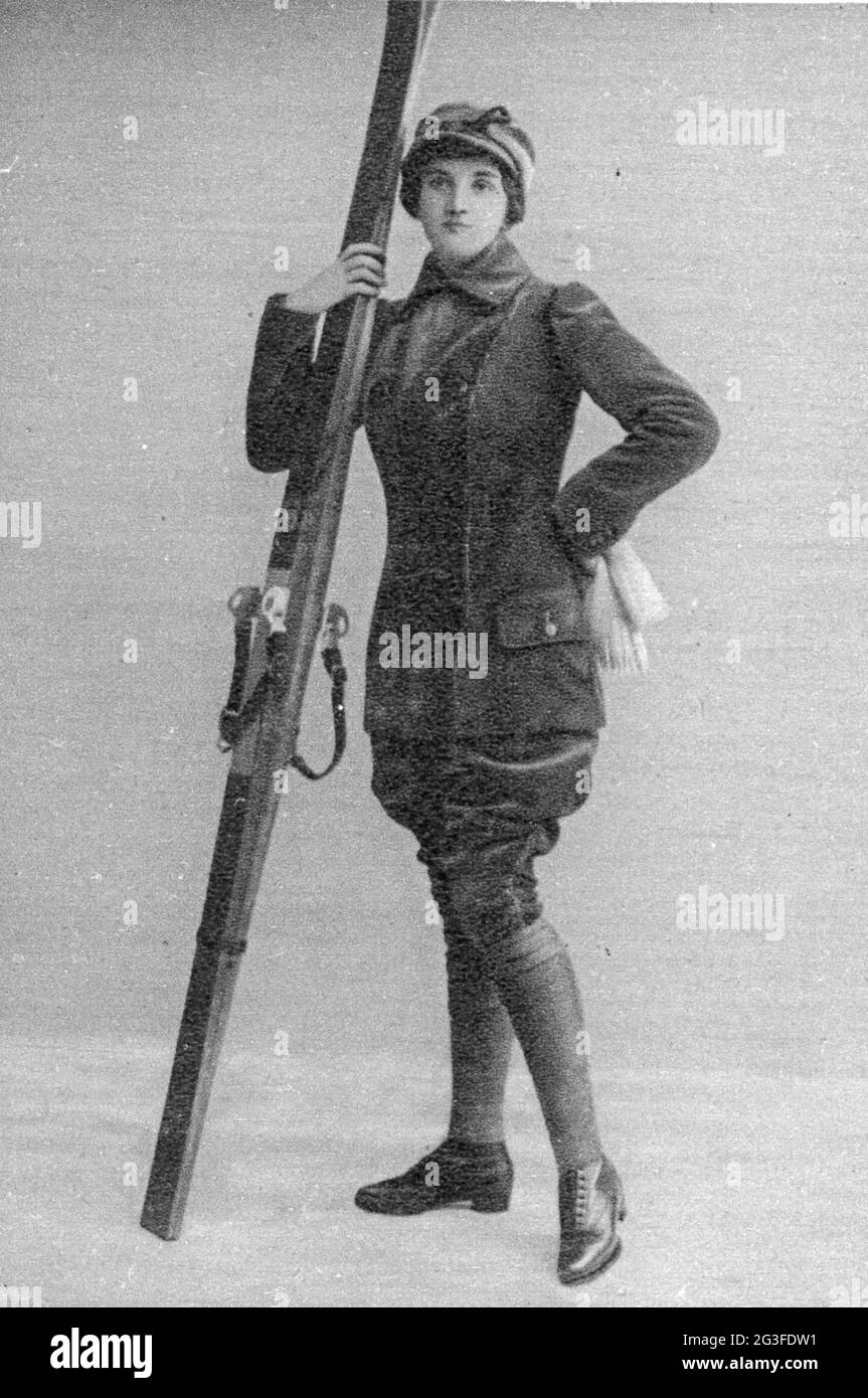 Mode, 1910, mode hiver, robe de ski en velours côtelé vert, modèle Hermann Hoffmann, Allemagne, 1913, DROITS-SUPPLÉMENTAIRES-AUTORISATION-INFO-NON-DISPONIBLE Banque D'Images