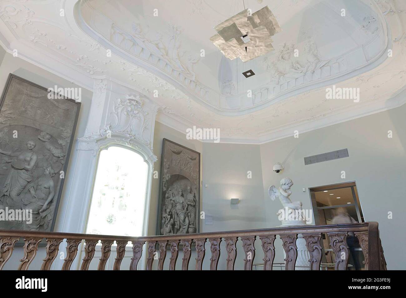 Escalier de Rotterdam avec deux grisailles de Gerard de Lairesse, amor d'Étienne-Maurice Falconet et le plafond en forme de crosse dans l'aile Philips ; aile Philips pour rénovation. . Banque D'Images