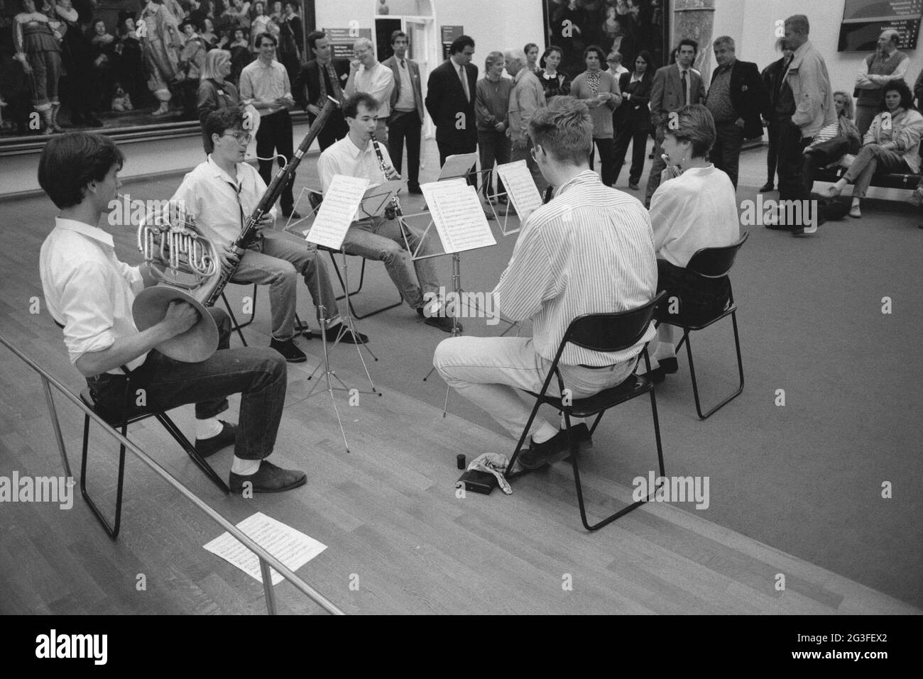 Salle avec musiciens qui jouent des instruments de vessie, public et peintures; week-end de musique. Les liens dépendent des 'officiers et autres tireurs du quartier VIII à Amsterdam, dirigés par le capitaine Roelof bicker et le lieutenant Jan Michielsz Blauw', par Bartholomeus van der helst. Banque D'Images