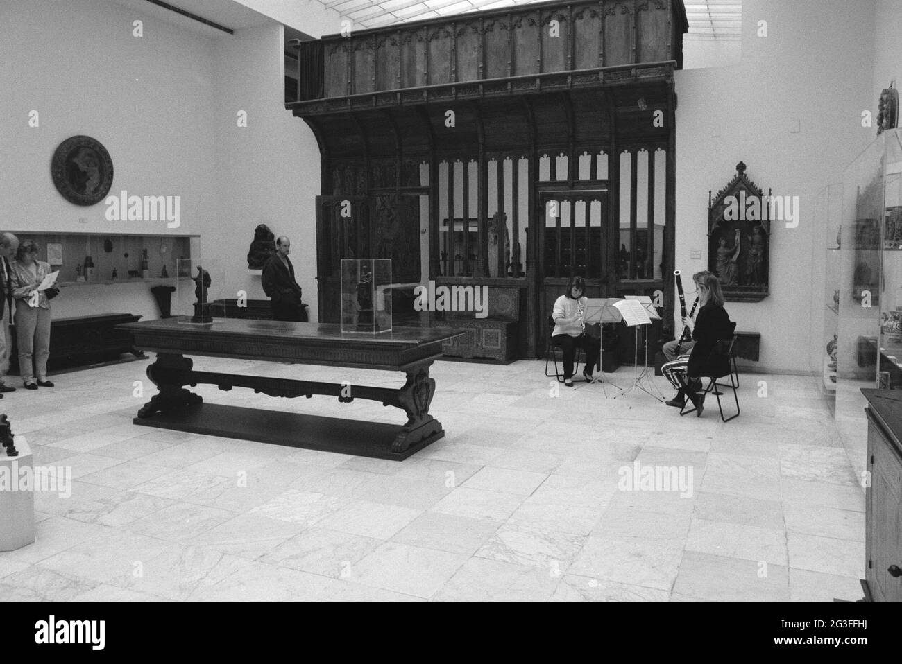 Deux femmes et un homme jouant des instruments de vent tout en étant assis à côté d'un Oksaal de l'église à Helvoirt; week-end de musique. . Banque D'Images