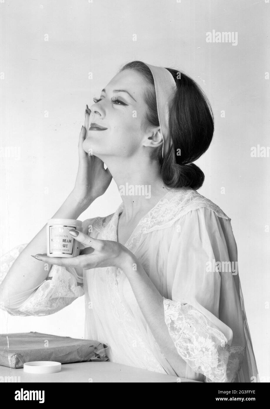 Cosmétiques, crème, crème pour femme, crème Ardena Velva, Elizabeth Arden, années 1950, DROITS-SUPPLÉMENTAIRES-AUTORISATION-INFO-NON-DISPONIBLE Banque D'Images