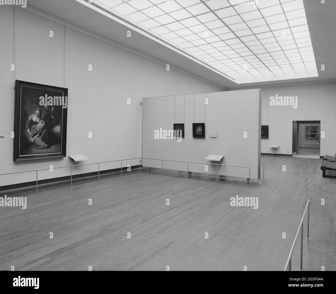 Gros plan de la main avec aiguille et coussinet au-dessus du tapis; Rembrandt, le Maître et son lieu de travail 1991-1992. . Banque D'Images