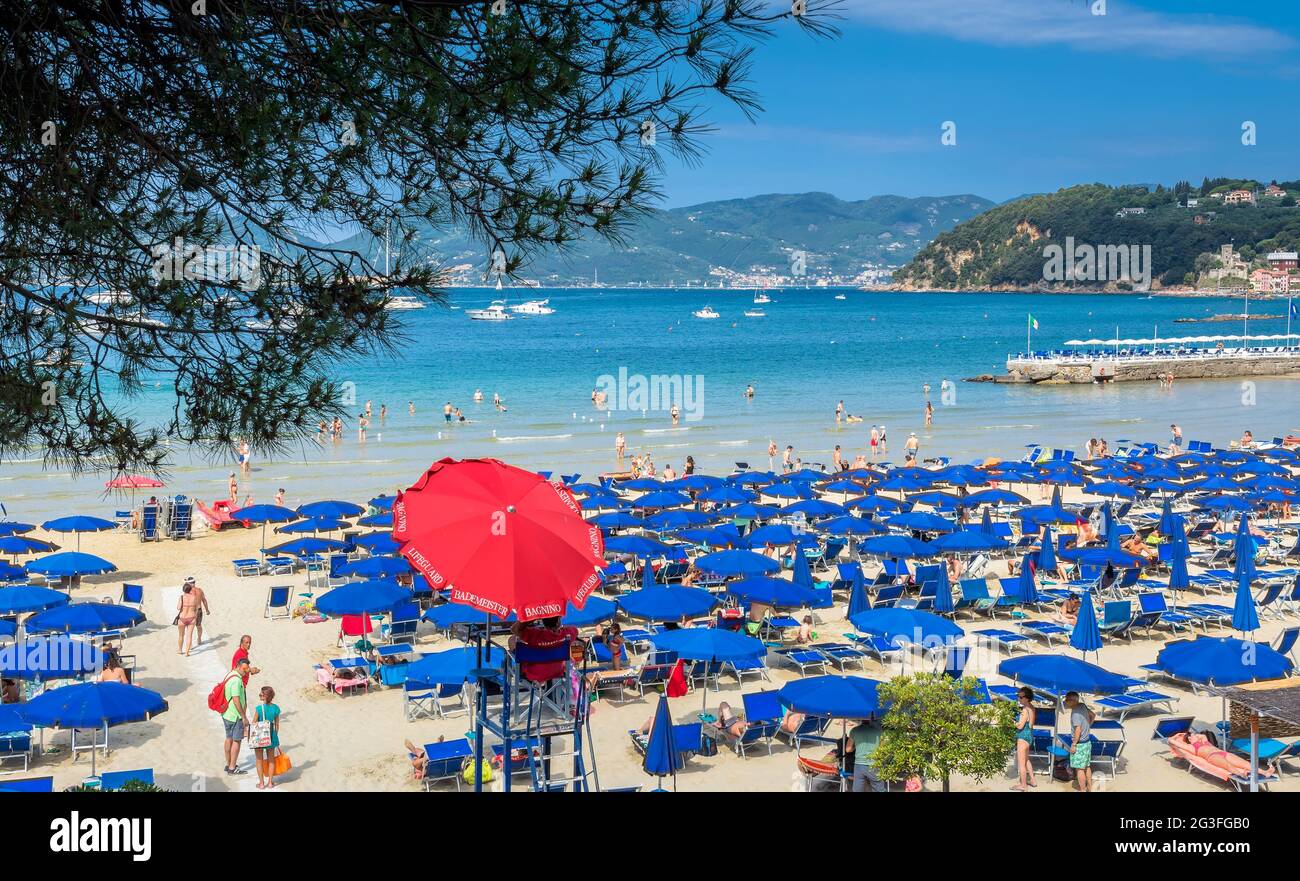 Lerici, Italie - 18 juin 2017 : les habitants et les touristes apprécient la plage et la ville de Lerici, Italie. Lerici est situé dans le golfe de Poètes de la Spezia, en Ligurie Banque D'Images