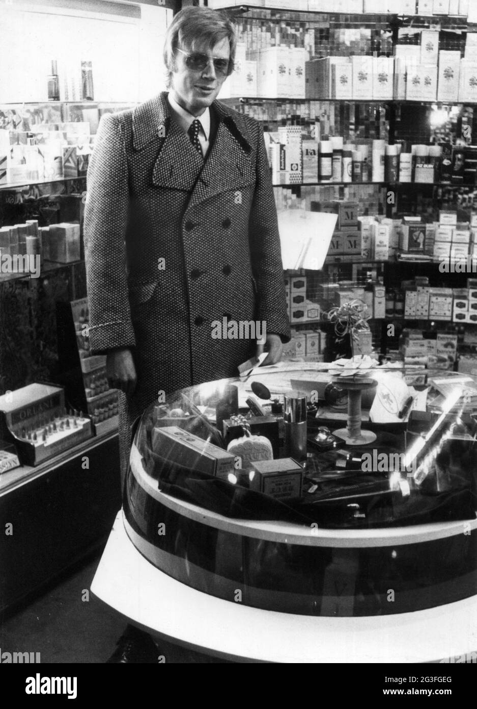 Commerce, magasins, pharmacie, parfumerie, homme dans le département des cosmétiques, années 1970, DROITS-SUPPLÉMENTAIRES-AUTORISATION-INFO-NON-DISPONIBLE Banque D'Images