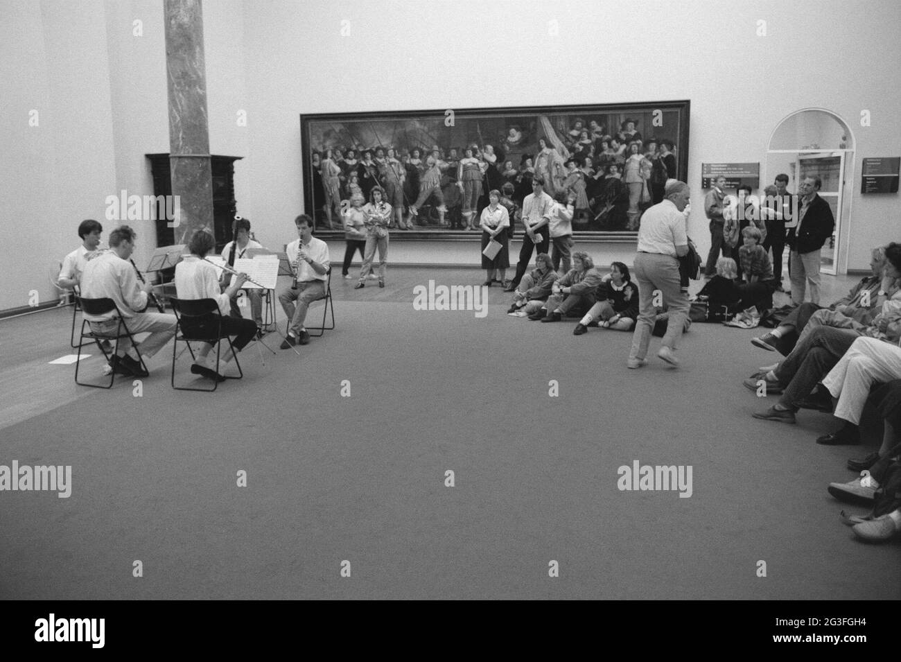 Salle avec musiciens qui jouent des instruments de vessie, public et peintures; week-end de musique. Les liens dépendent des 'officiers et autres tireurs du quartier VIII à Amsterdam, dirigés par le capitaine Roelof bicker et le lieutenant Jan Michielsz Blauw', par Bartholomeus van der helst. Banque D'Images