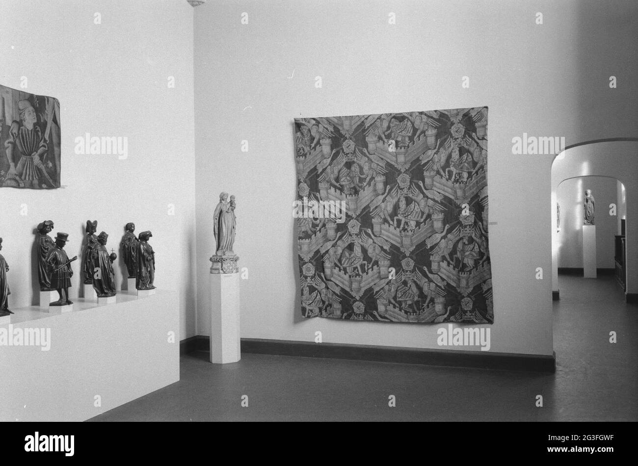 Chambre avec arrangement de l'artisanat médiéval: Image sur la base, tapisserie, pleural et passage; Interiors Ouest, DIFFÉRENT 1952. Le groupe de sculptures de gauche se compose d'un total de 10 personnages de graff de la tombe de louange du Bourbon Banque D'Images