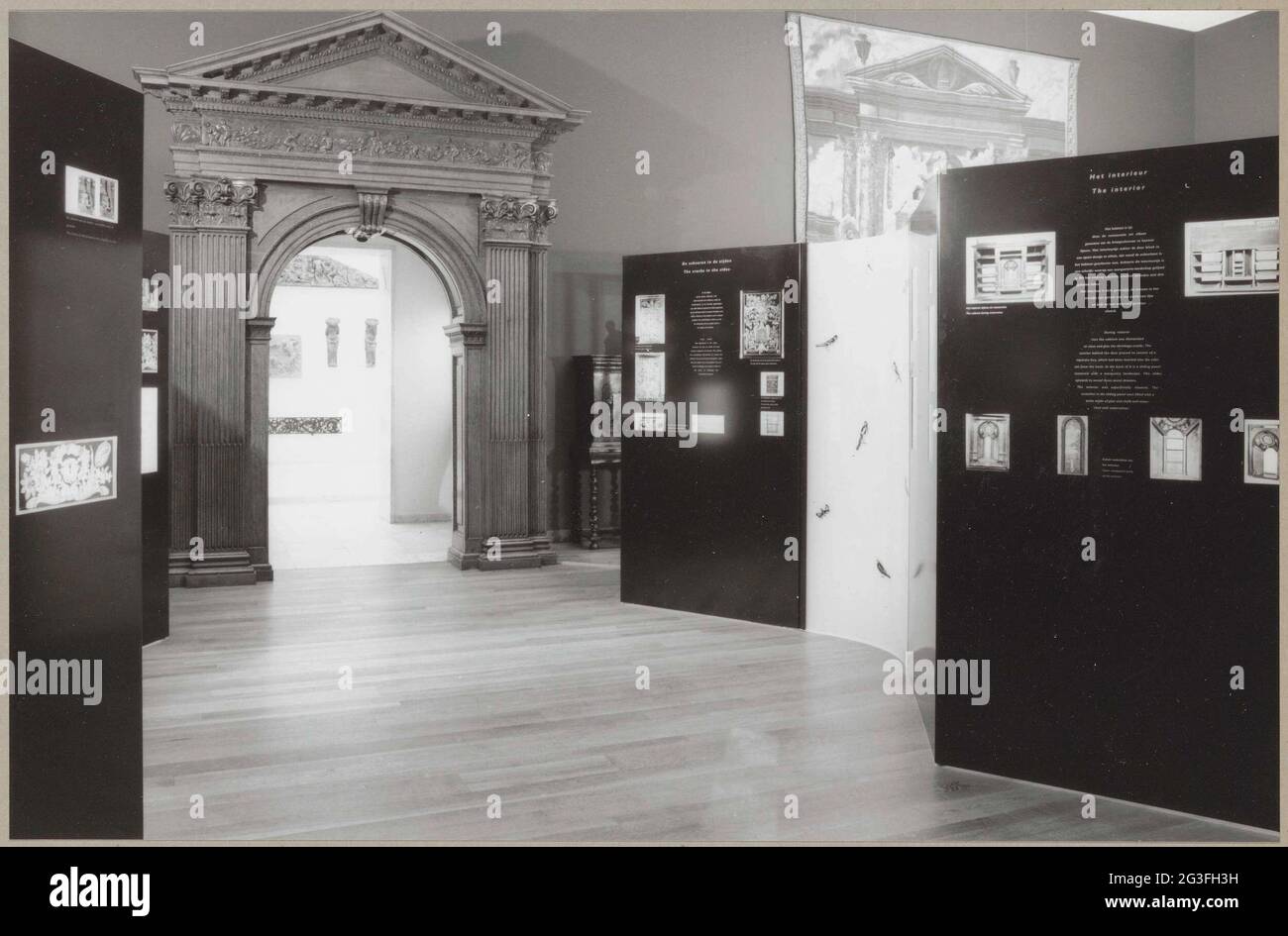 Salle avec un porche et des panneaux d'information au milieu; présentation armoire nouvellement acquise dans le hall de chasse. Arrangement dans lequel le cabinet fabriqué par André Charles Boulelle (attribution) a été présenté. Sur la gauche, le porche et la façade de l'Amsterdam Huydecoperhuis, conçu par Philips Vinckboons (II). Banque D'Images