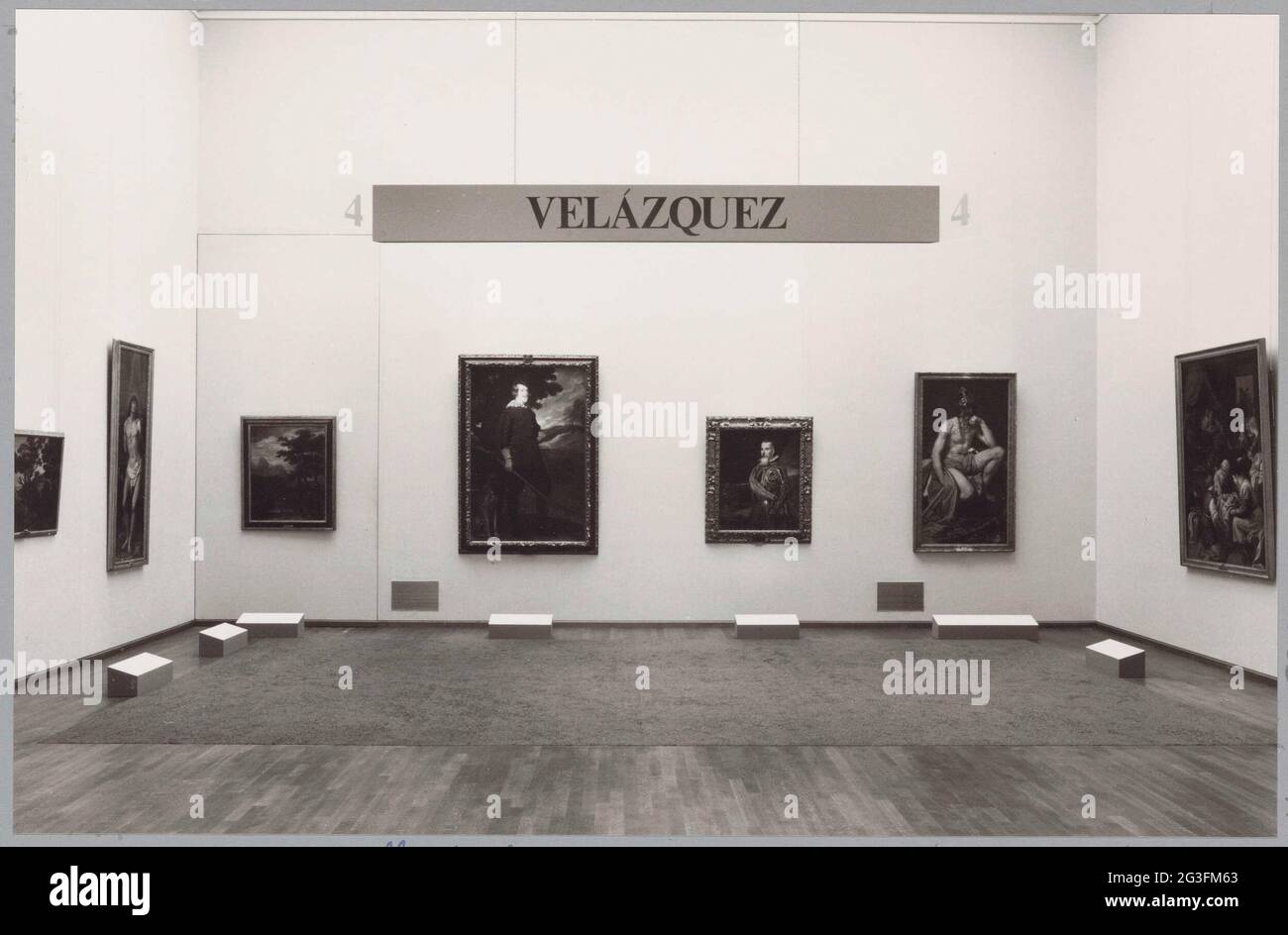 Cabinet de la Galerie de la salle vue à l'est avec des peintures de Velasquez et des étiquettes sur le sol; exposition Velazquez et son temps. Contre le mur arrière, le Kompengod Mars est suspendu sur la gauche Juan Francisco de Pimentel, en plus de Philips IV en chasse. Banque D'Images