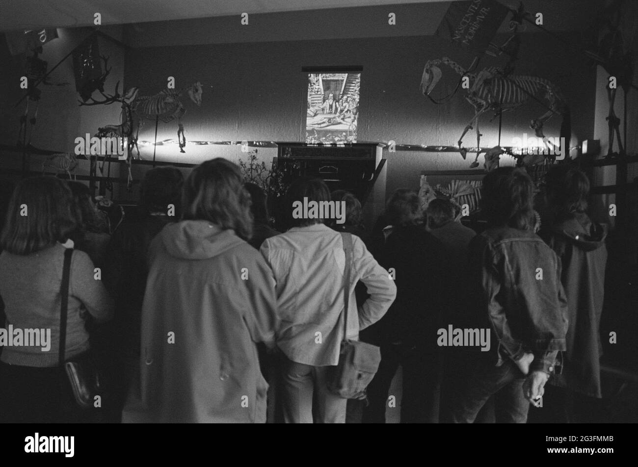 Les visiteurs voient des squelettes de personnes et d'animaux dans l'anatomicum reconstruit theatrum ; exposition de l'Université de Leiden 400. Banque D'Images