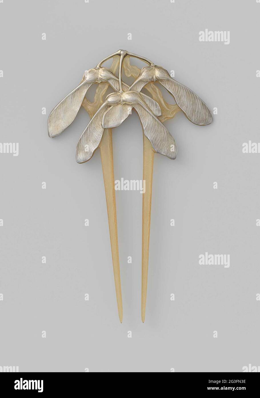 Peigne à cheveux avec des capsules de semence d'érable. Peigne à cheveux Hoorn et Silver de style Art nouveau. Décoration avec graines d'érable plaquées argent. Banque D'Images