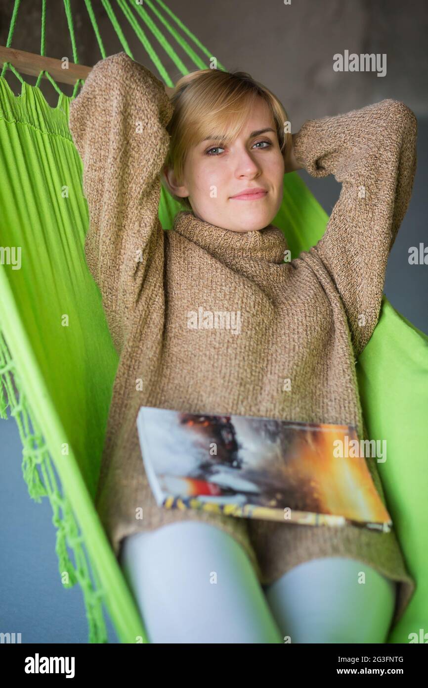Une femme se repose dans un hamac Banque D'Images