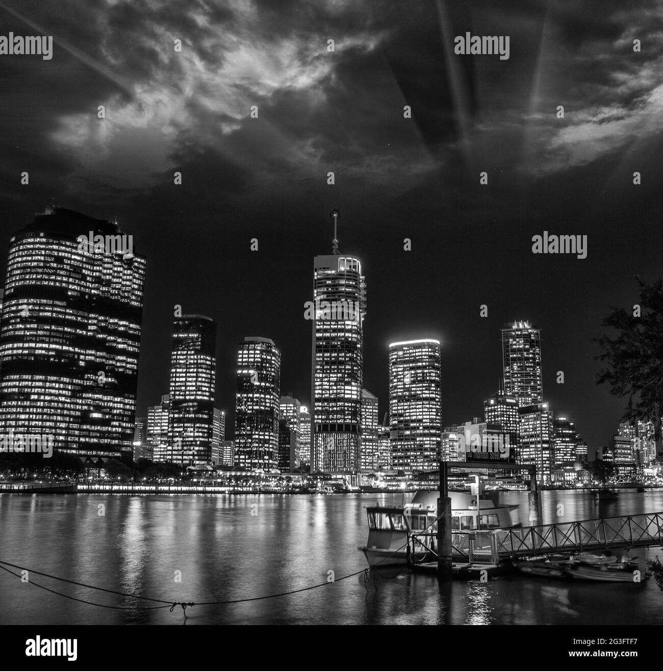 Brisbane, Australie. Magnifique paysage urbain la nuit avec rivière et gratte-ciel Banque D'Images