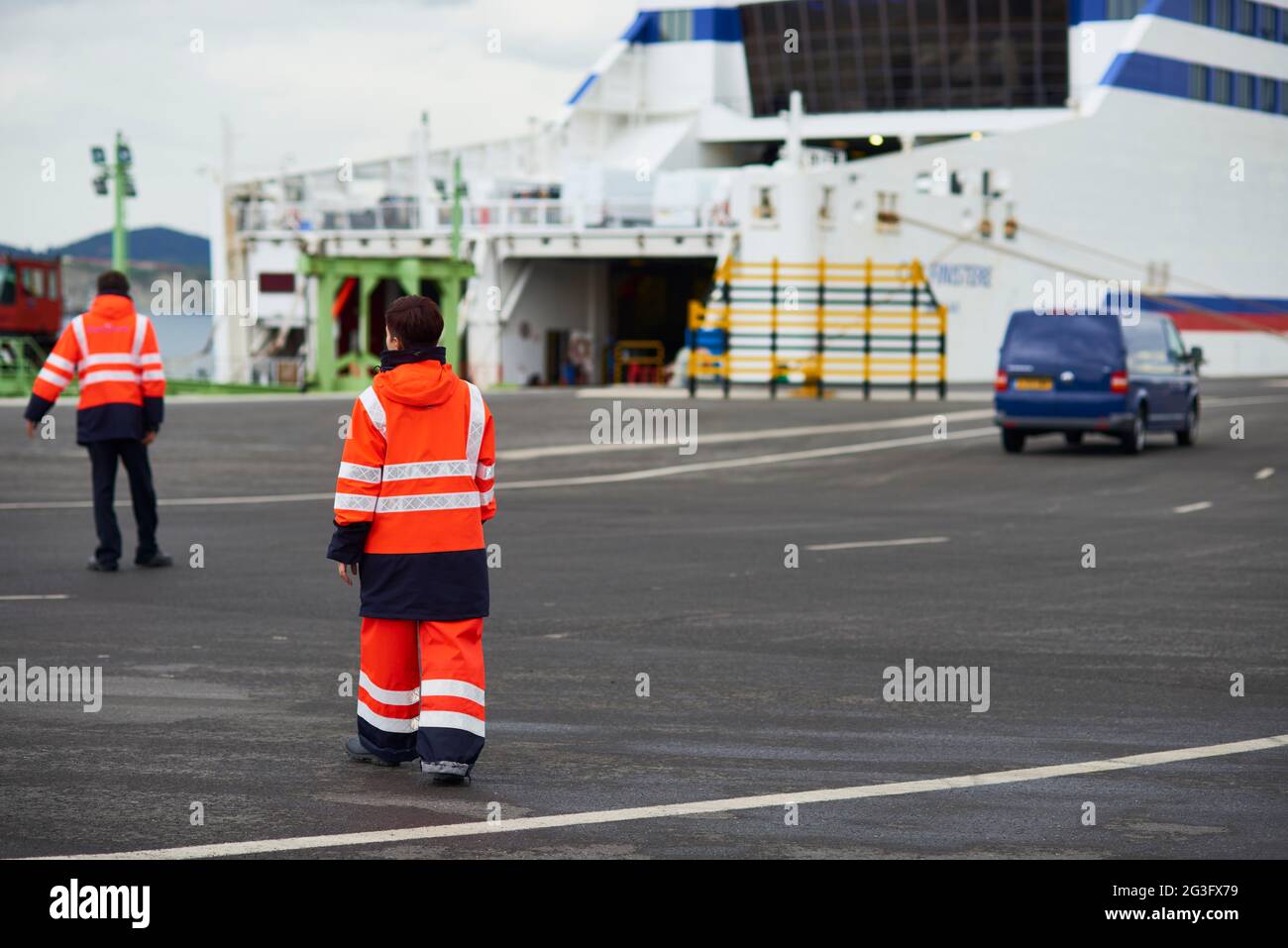 Personnel chargé de la réglementation du débarquement des véhicules dans le ferry dans le port de Bilbao, Gascogne, Bizkaia, pays basque, Euskadi, Euskal Herria, Espagne, UE Banque D'Images