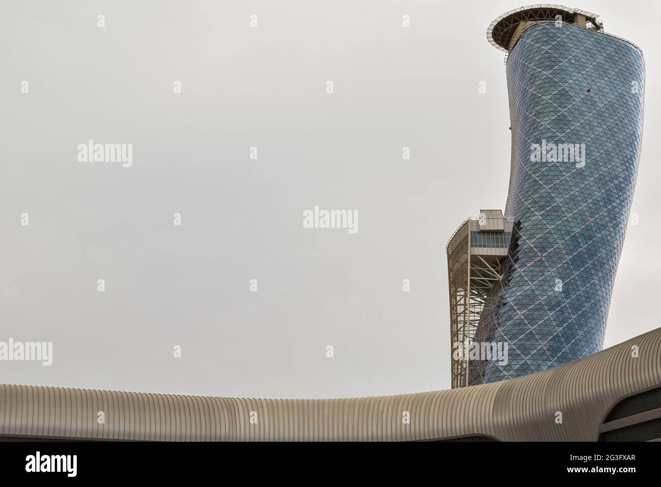 Porte d'entrée de la capitale, Tour penchée d'Abu Dhabi, Émirats Arabes Unis. Banque D'Images