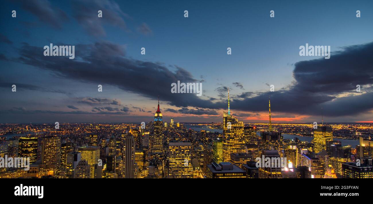 Magnifiques couleurs de nuit et lumière de Manhattan, New York - vue aérienne Banque D'Images