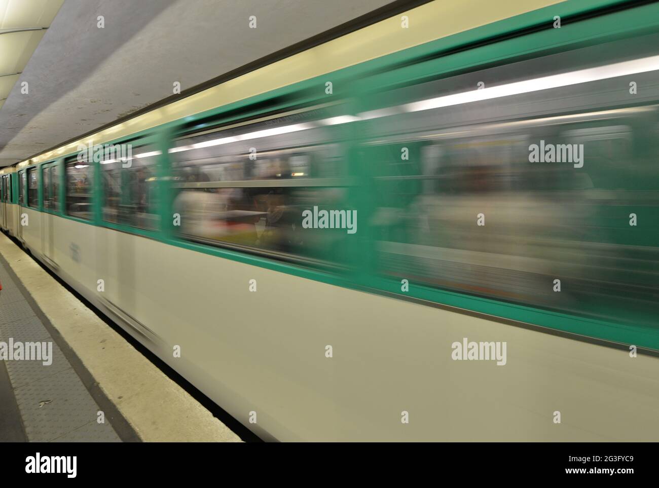 Paris. Train sur une station de métro Banque D'Images