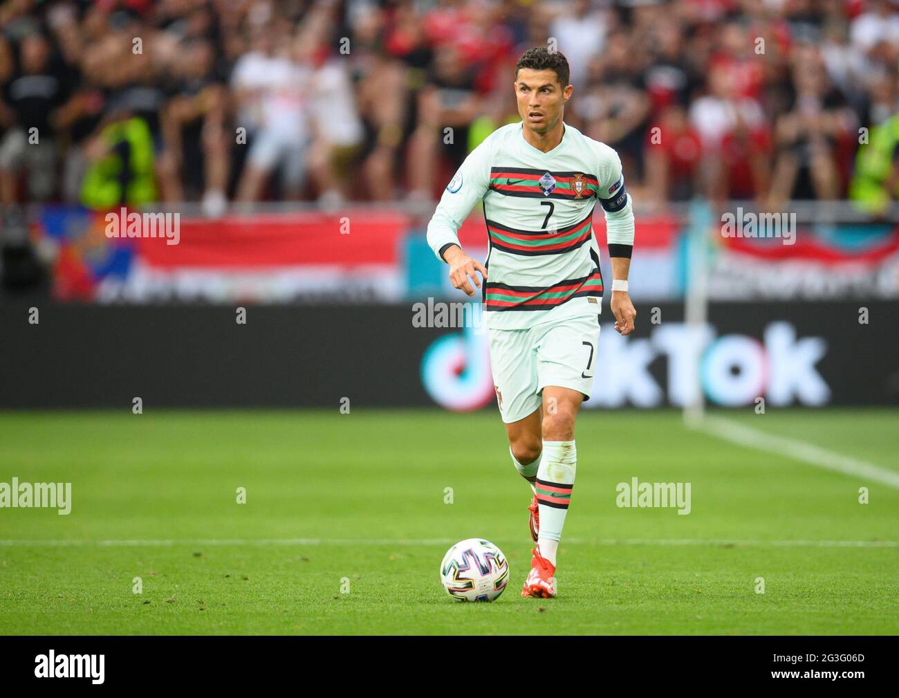 Budapest, Hongrie. 15 juin 2021. Football: Championnat d'Europe, Hongrie - Portugal, tour préliminaire, Groupe F, jour de match 1, À l'arène de Puskas. Cristiano Ronaldo joue le ballon au Portugal. Credit: Robert Michael/dpa-Zentralbild/dpa/Alay Live News Banque D'Images