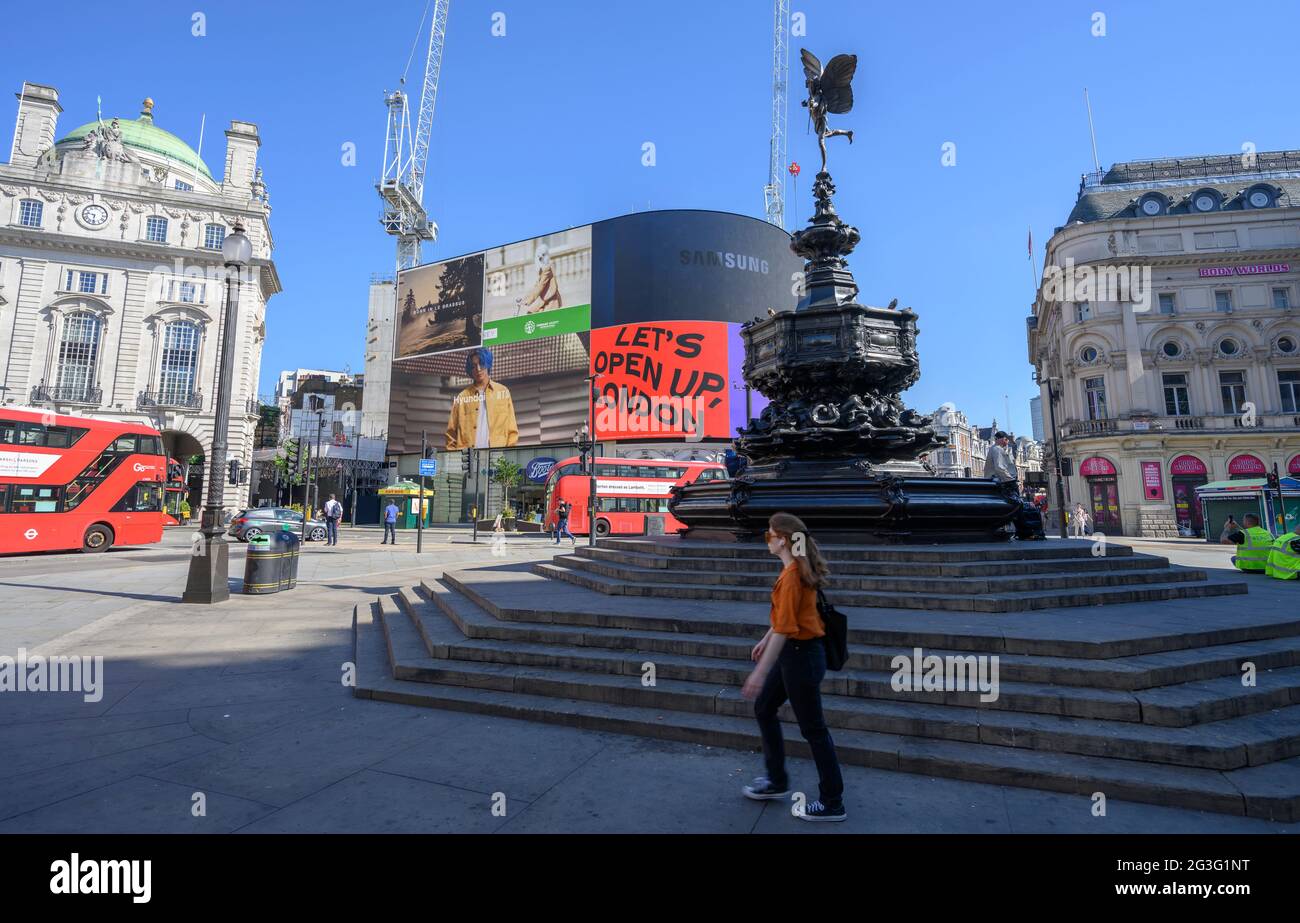 Piccadilly Circus, Londres, Royaume-Uni. 16 juin 2021. Journée chaude dans le centre de Londres avec le slogan sur le tableau électronique de Piccadilly Circus ‘let's Open Up London’. Les orages sont prévus plus tard. Crédit : Malcolm Park/Alay Live News. Banque D'Images