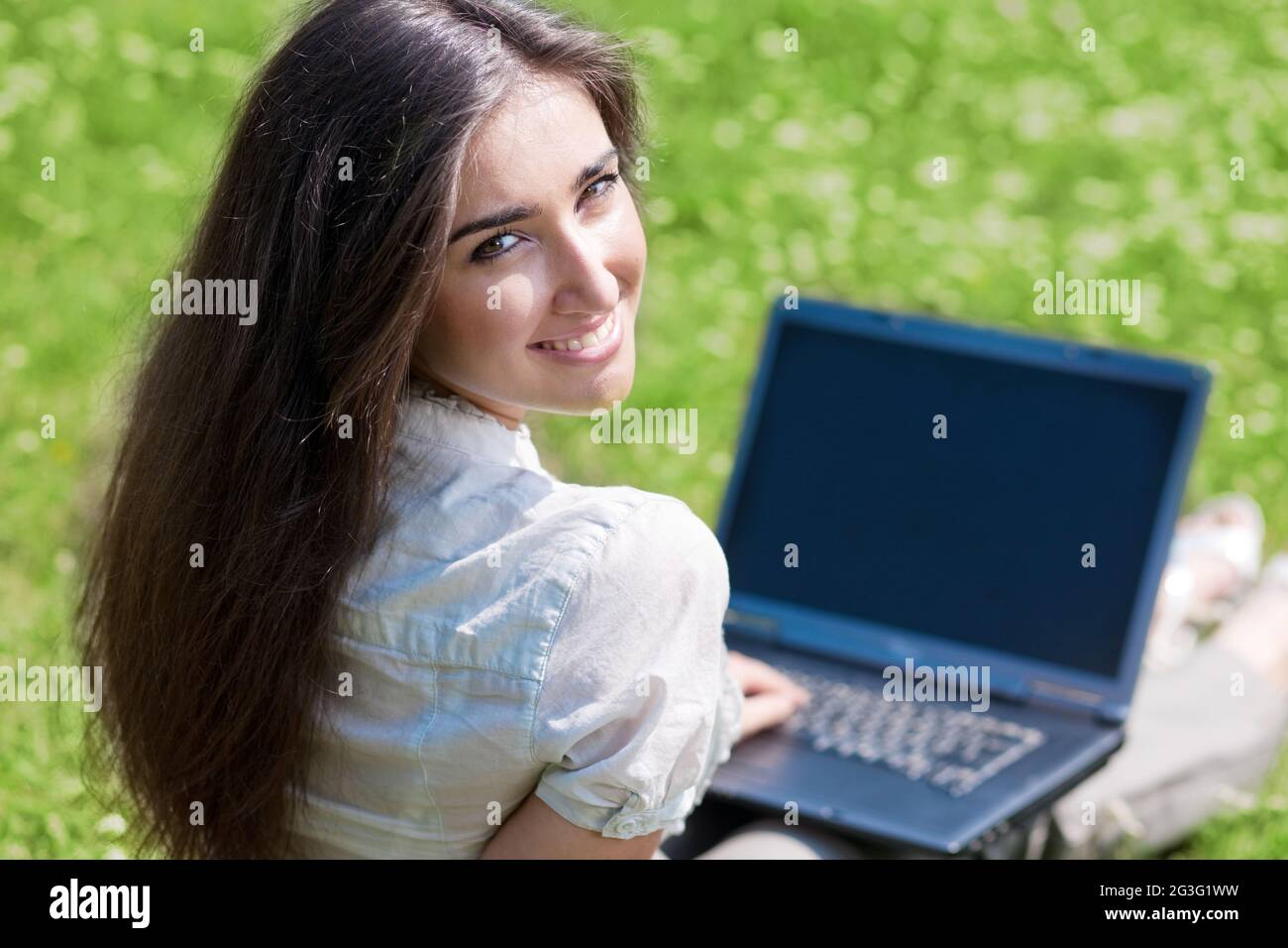 Jeune femme avec un carnet sur l'herbe Banque D'Images