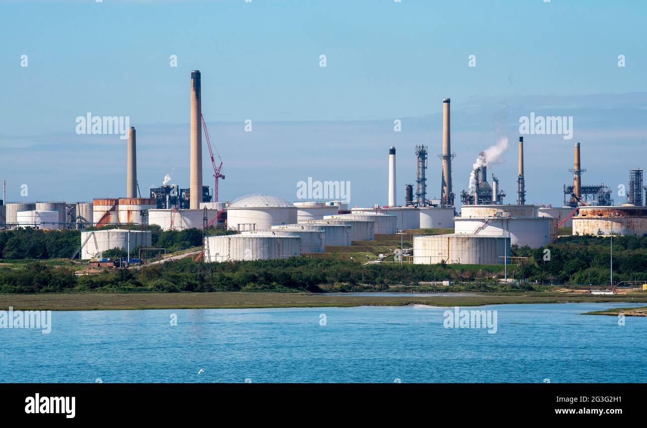 Fawley, Hampshire, Angleterre, Royaume-Uni. 2021. Raffinerie de Fawley vue de Southampton Water, le plus grand complexe de traitement pétrochimique du Royaume-Uni. Banque D'Images
