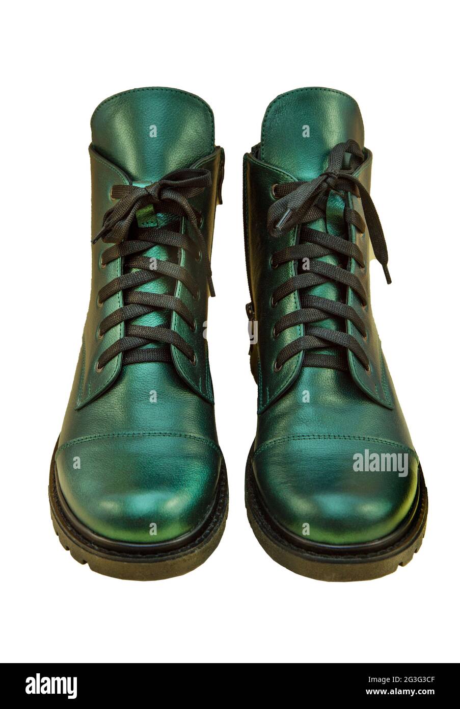 Chaussures en cuir vert isolées sur fond blanc. Bottes d'hiver et de printemps hors saison. Chaussure élégante. Gros plan. Lacets, semelle de tracteur. Style décontracté Banque D'Images