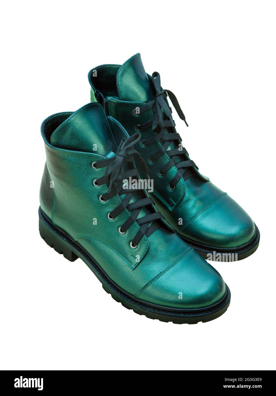 Chaussures en cuir vert isolées sur fond blanc. Bottes d'hiver et de printemps hors saison. Chaussure élégante. Gros plan. Lacets, semelle de tracteur. Style décontracté Banque D'Images