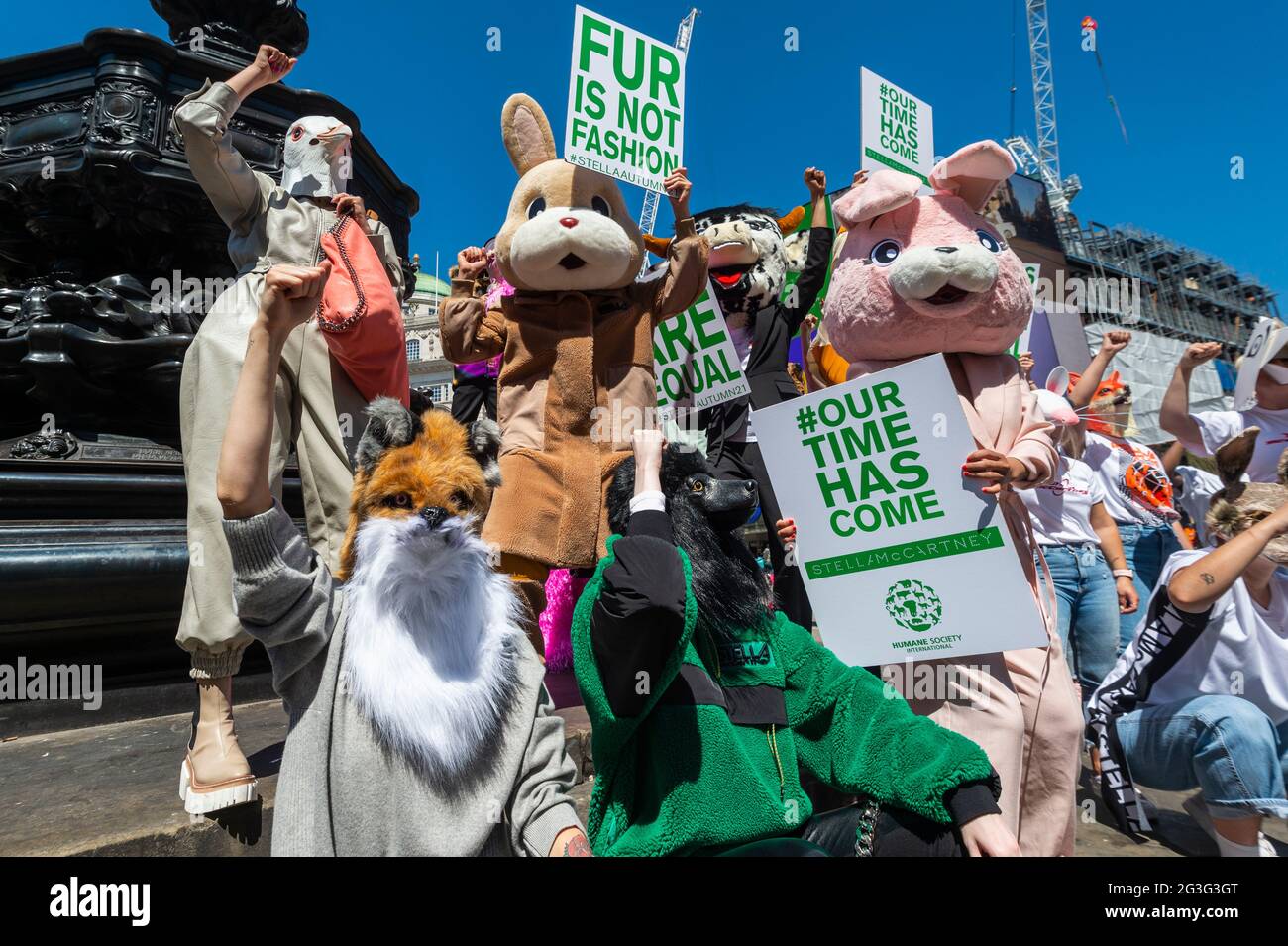 Londres, Royaume-Uni. 16 juin 2021. Des personnes portant des costumes pour animaux lors d'une manifestation contre la cruauté envers les animaux à Piccadilly Circus, soutenue par le couturier Stella McCartney, ont encouragé le public à signer la pétition HSI fur Free Britain. Le message « notre temps est venu », de la campagne de McCartney à l’automne 2021, est affiché sur les grands écrans qui les suivent. Credit: Stephen Chung / Alamy Live News Banque D'Images