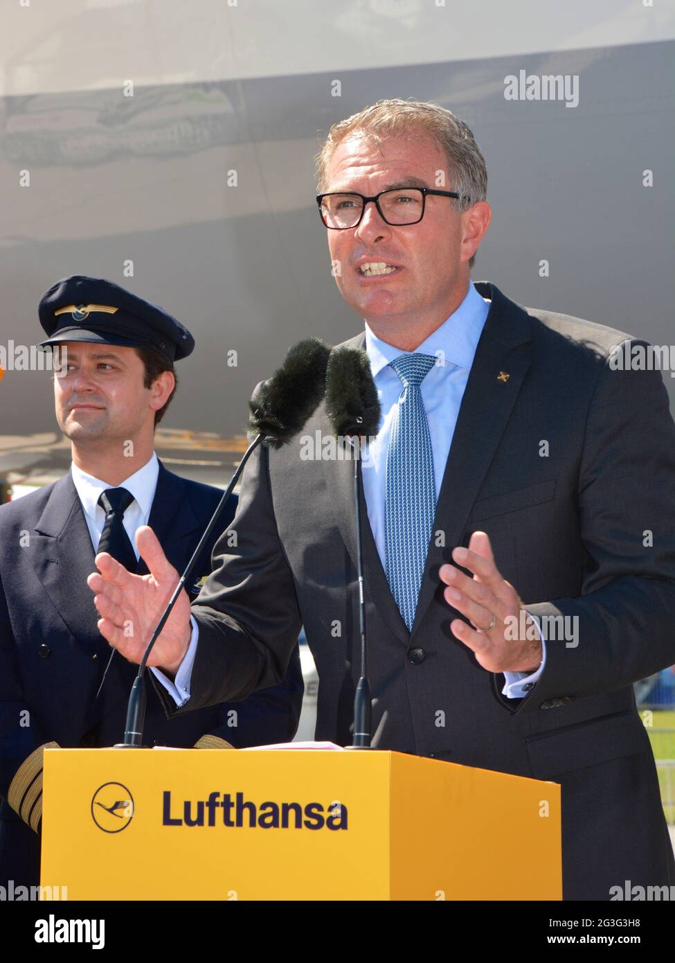 Carsten Spohr mit Pilot vor dem neuen Super Jumbo B747-8 Banque D'Images
