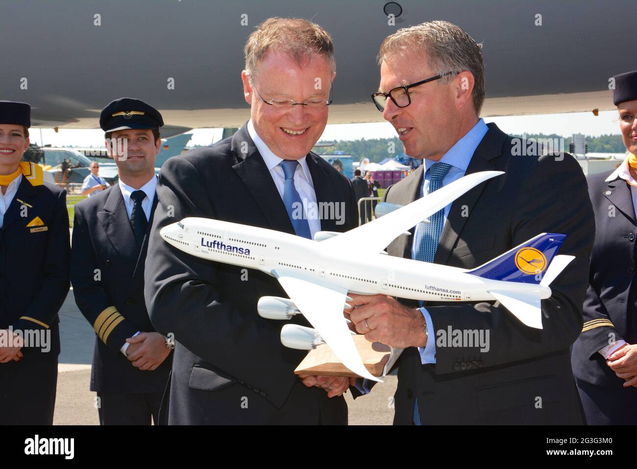 MinisterprÃ¤sident Weil mit Lufthansa Chef Spohr und dem Jumbo Modell Niedersachsen Banque D'Images