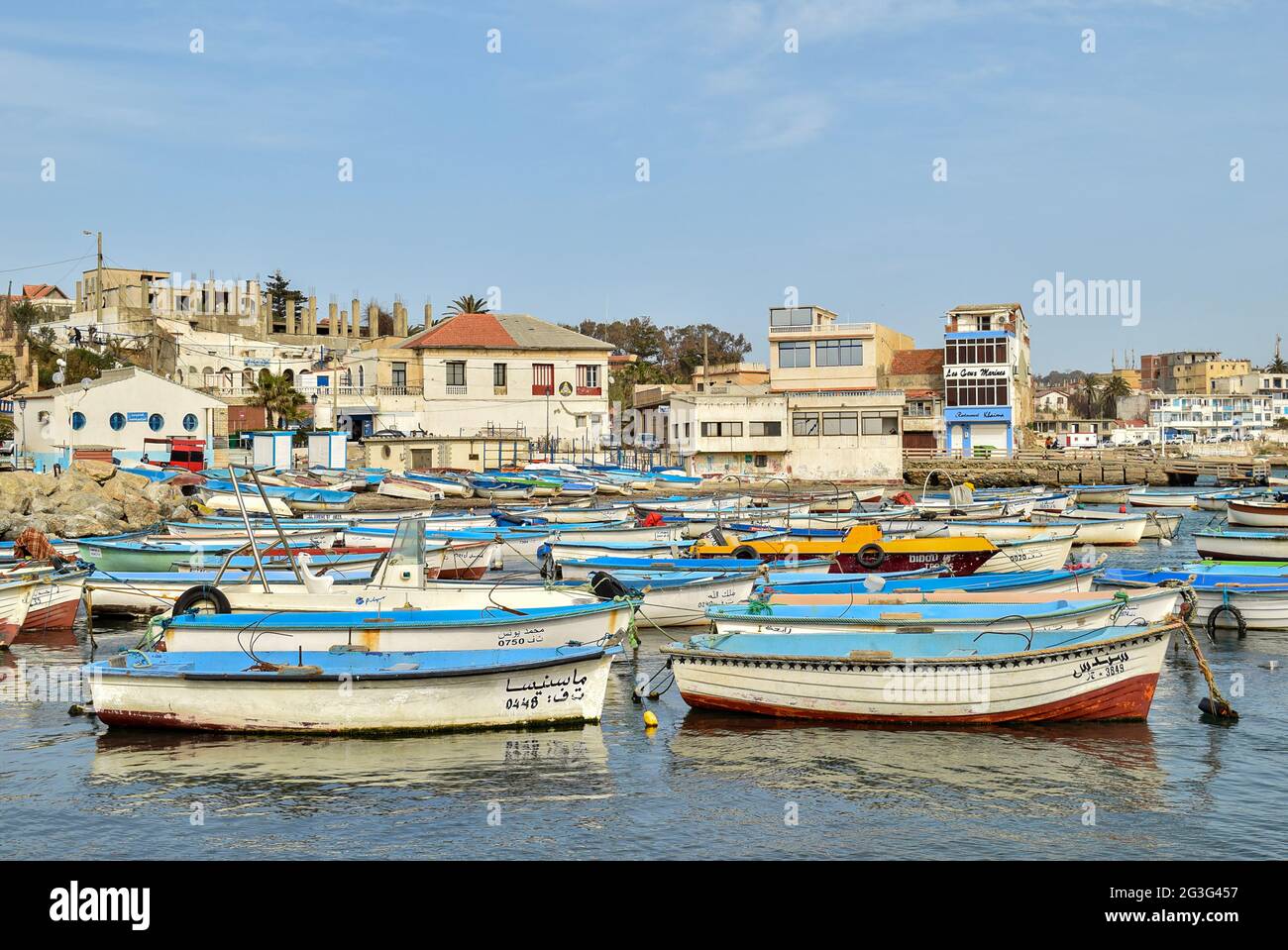 Bateaux de pêche dans un vieux port d'Alger, Algérie. Banque D'Images