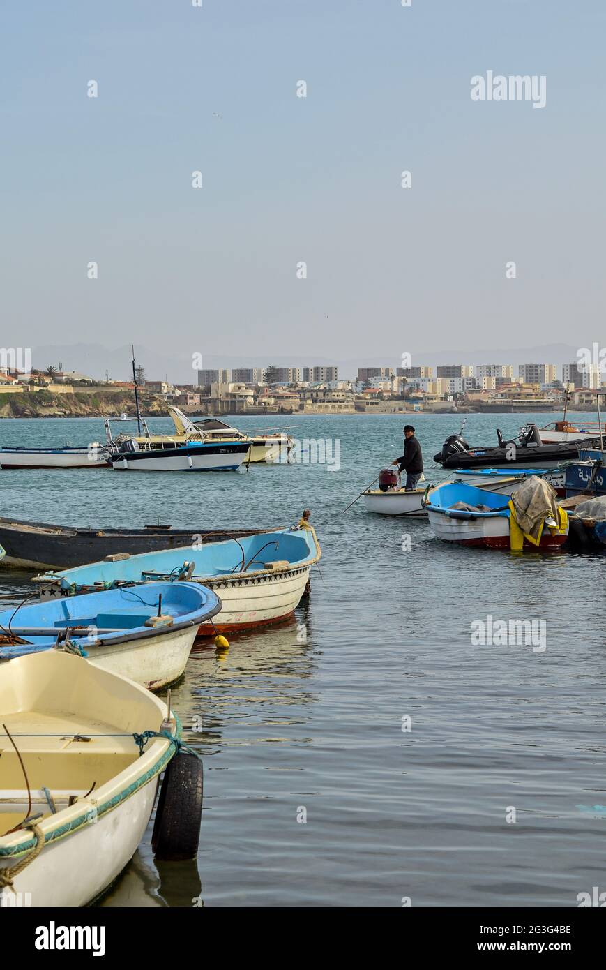 Bateaux de pêche dans un vieux port d'Alger, Algérie. Banque D'Images