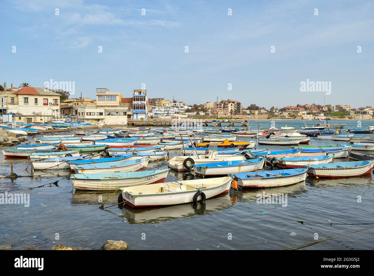 Bateaux de pêche dans un vieux port d'Alger, Algérie. Banque D'Images